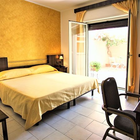 Hotel Marabel SantʼAlessio Siculo Екстериор снимка