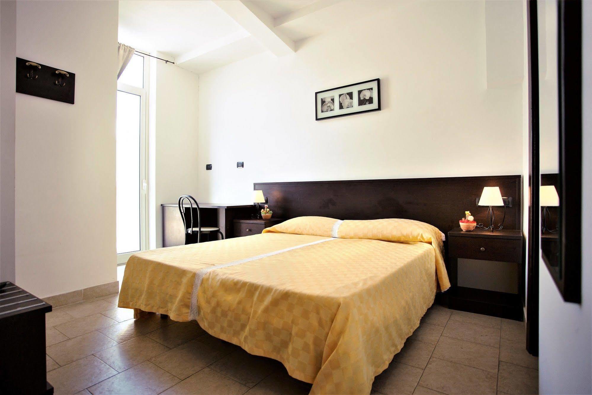 Hotel Marabel SantʼAlessio Siculo Екстериор снимка